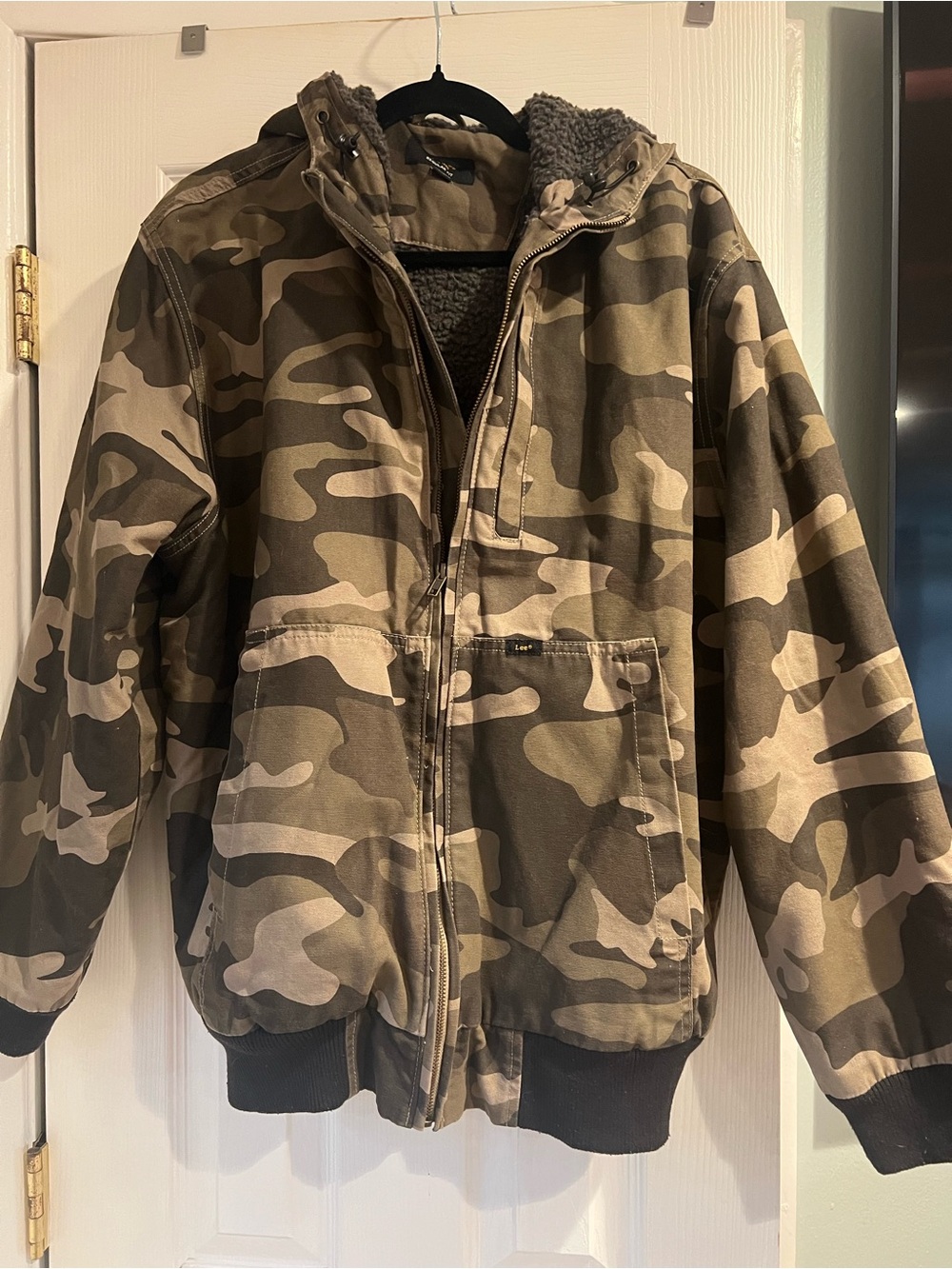 Lee Men's Camouflage Sherpa-Lined Hooded Jacket - Brown Camo. Size L